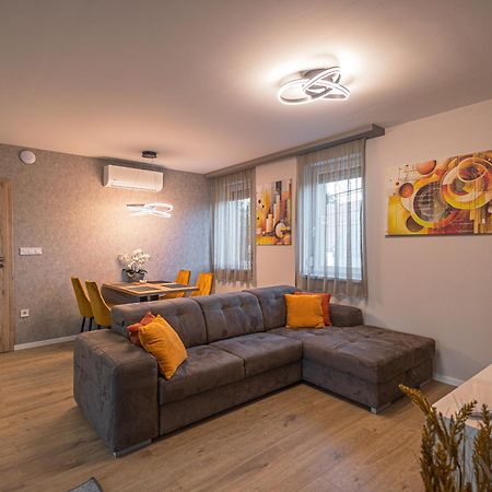 Melomi 1 Apartman Sarvar Bagian luar foto