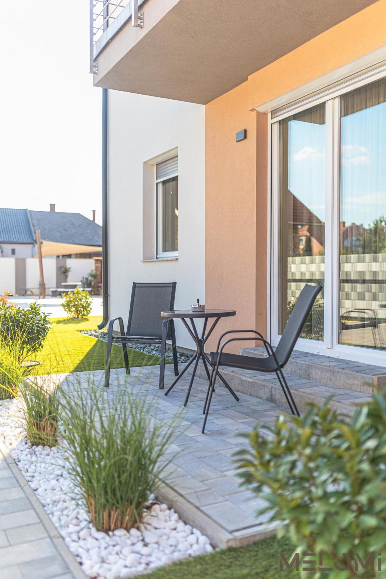 Melomi 1 Apartman Sarvar Bagian luar foto