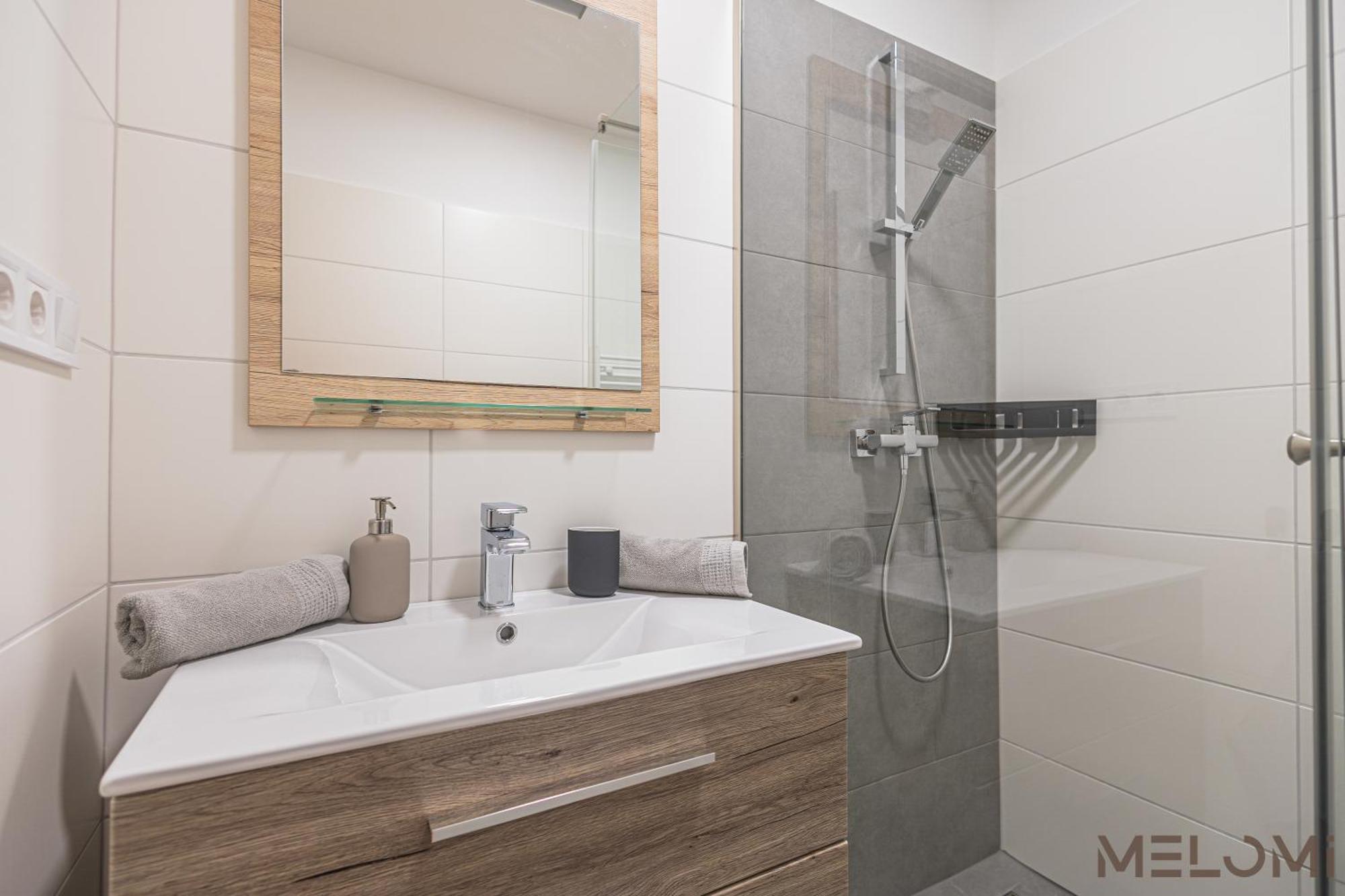 Melomi 1 Apartman Sarvar Bagian luar foto