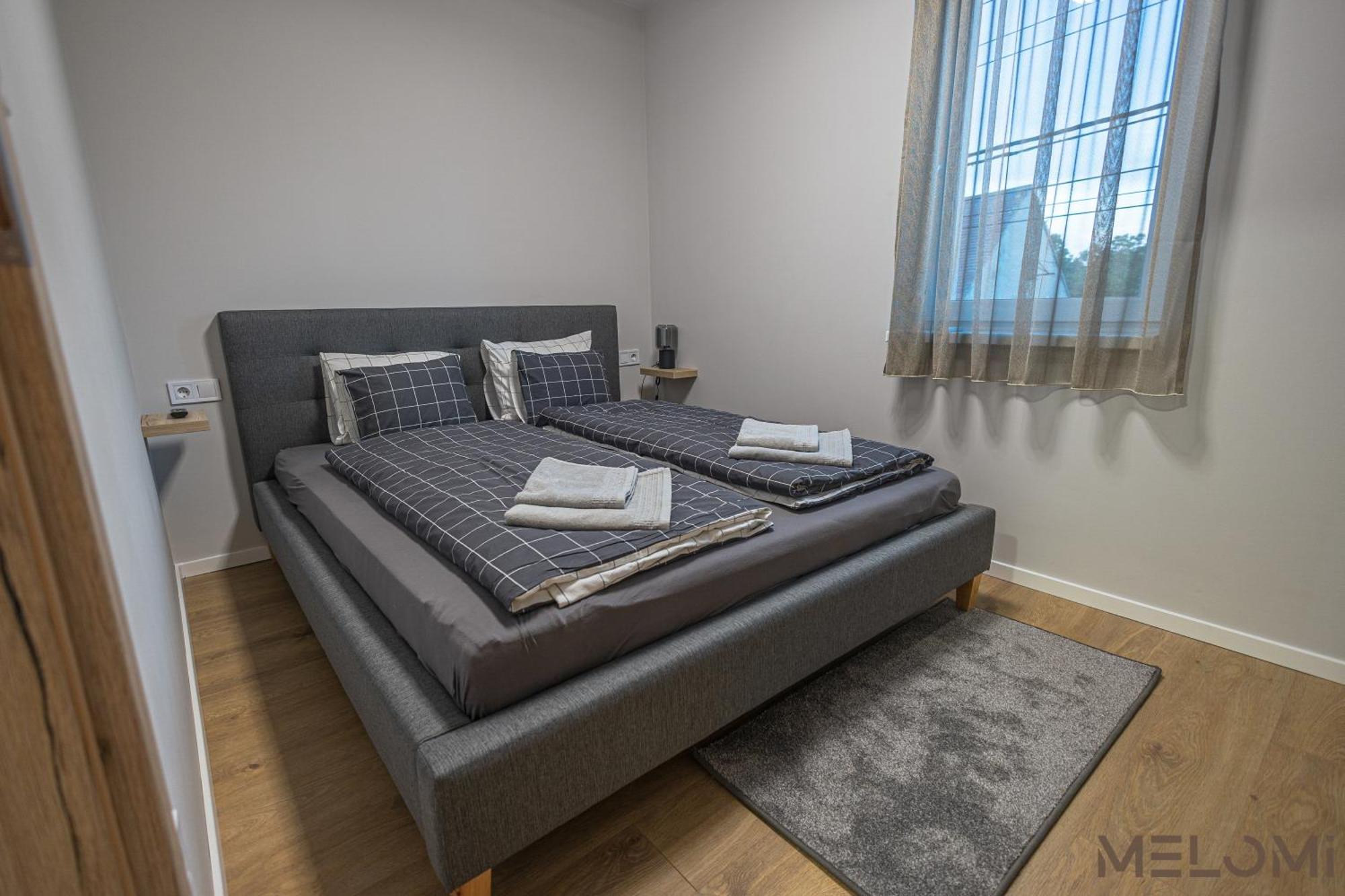 Melomi 1 Apartman Sarvar Bagian luar foto