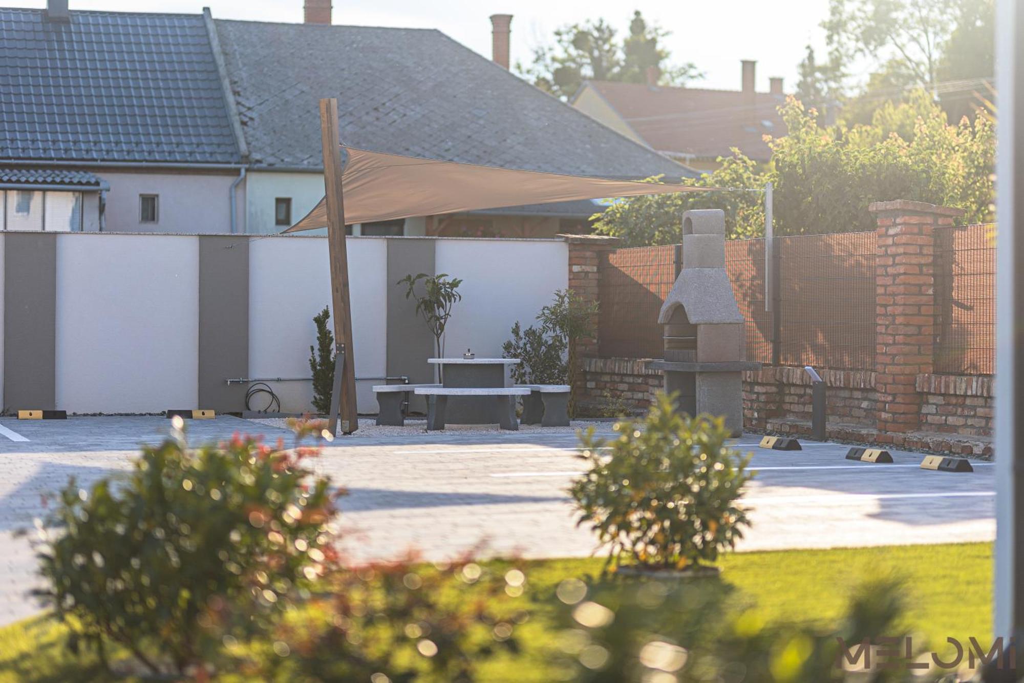 Melomi 1 Apartman Sarvar Bagian luar foto