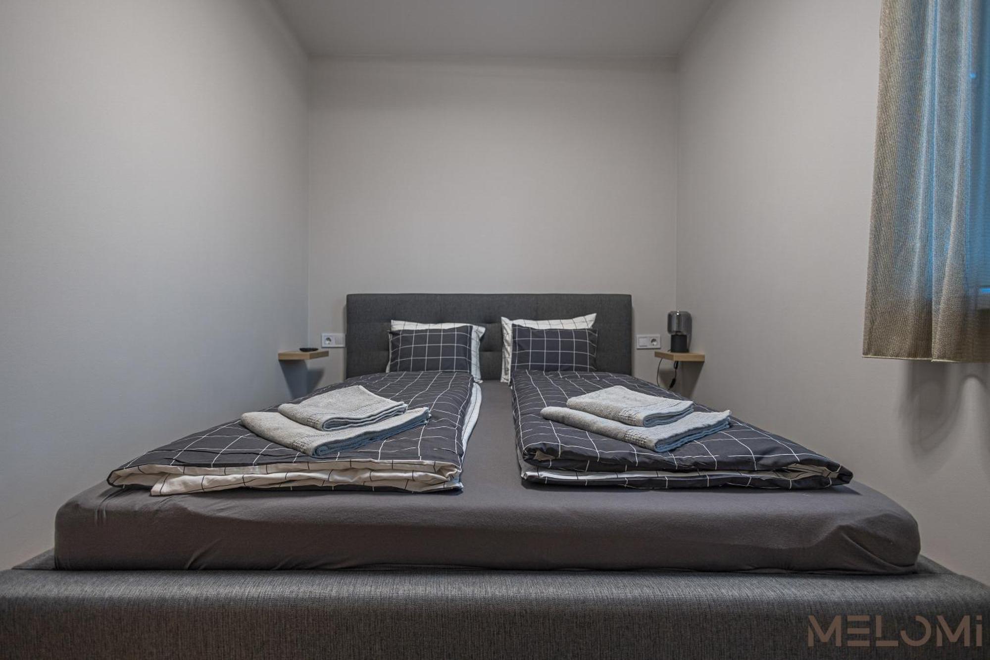Melomi 1 Apartman Sarvar Bagian luar foto