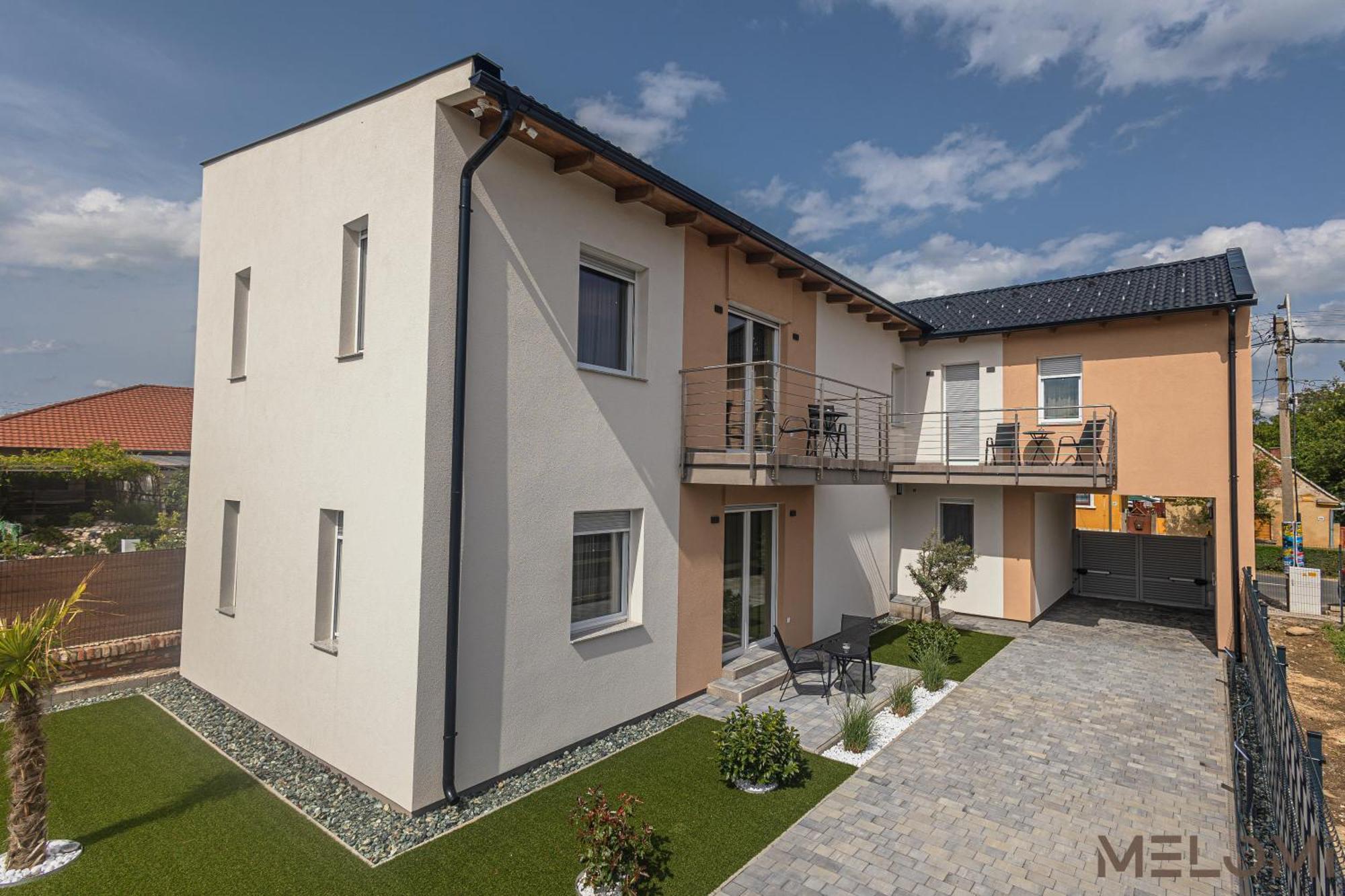 Melomi 1 Apartman Sarvar Bagian luar foto